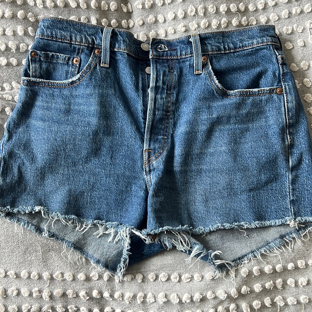 Levi button fly distressed Jean shorts!